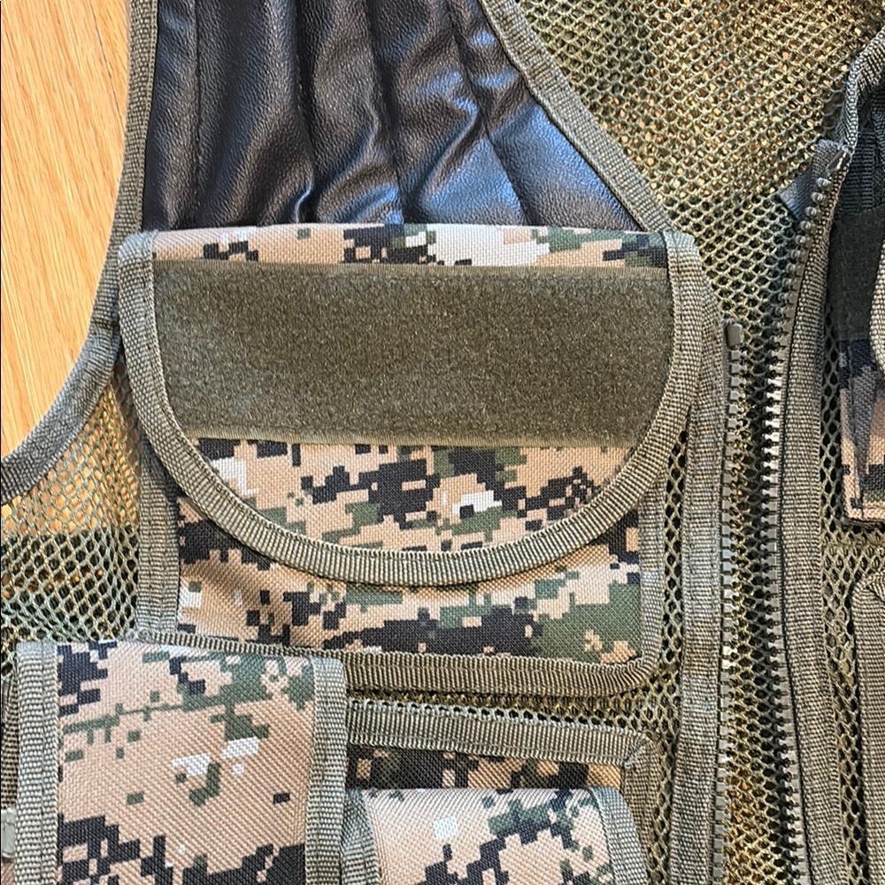 Men’s Camouflage Vest - Picture 4 of 8